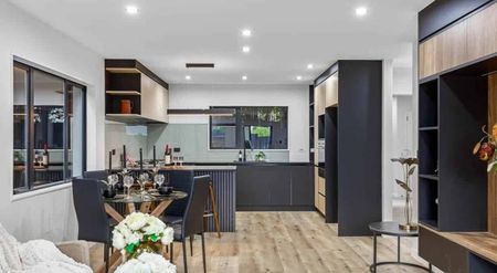 Spacious 5-Bedroom Massey Home – Luxury Living with a Unique Touch - Photo 2