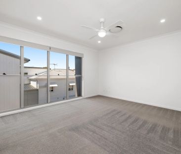 Stylish Townhouse in the Heart of Hawthorne - Photo 6