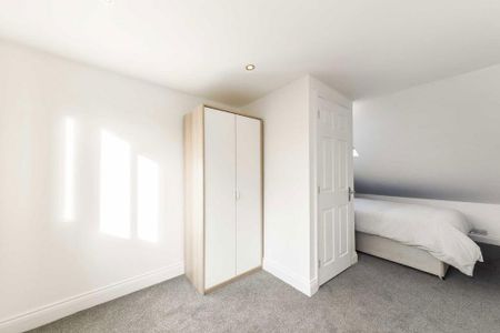 3 bedroom flat to rent - Photo 4