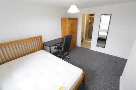 1 bedroom in a house share to rent - Photo 2