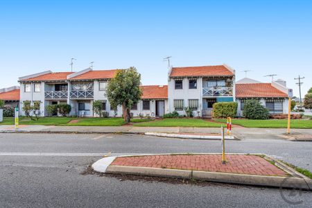 Tidy 2 Bedroom Unit Close to Mandurah Foreshore - Photo 2