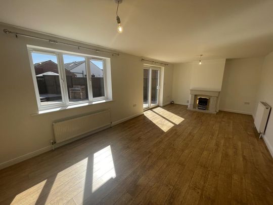 4 bedroom link detached house to rent - Photo 1