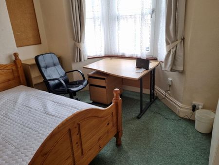 4 bedroom terraced house to rent - Photo 5