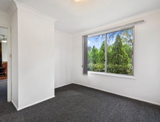 Great location, Opposite train station - Photo 1