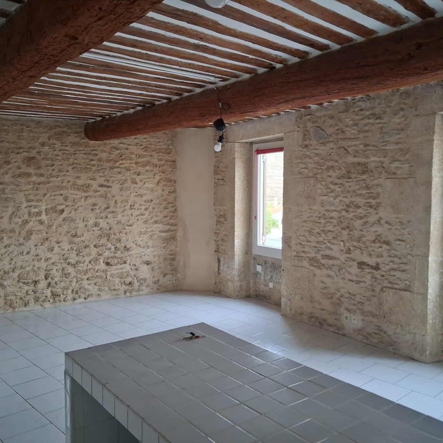 Location - Appartement T2 de 52 m² dans un immeuble de village - Photo 1