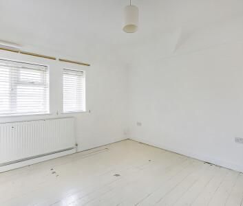 3 bedroom end of terrace house to rent - Photo 4