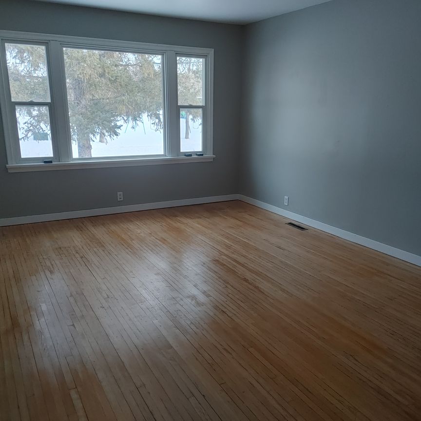 1352 CONNAUGHT 3 BEDROOM - Photo 1