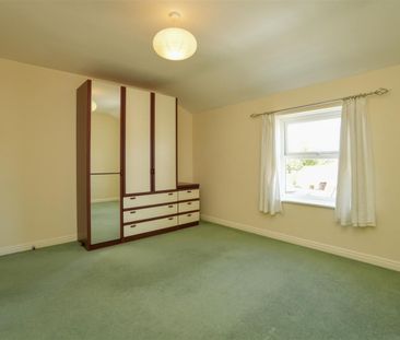 2 bedroom Flat To Let - Photo 2