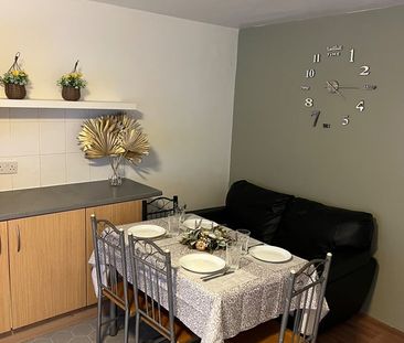 3 Bed Maisonette, Parfett Street, E1 - Photo 2