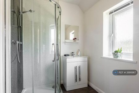 5 bedroom semi-detached house to rent - Photo 4