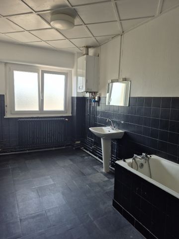 Location Appartement 4 pièces 90m² HENIN BEAUMONT 62110 - Photo 2