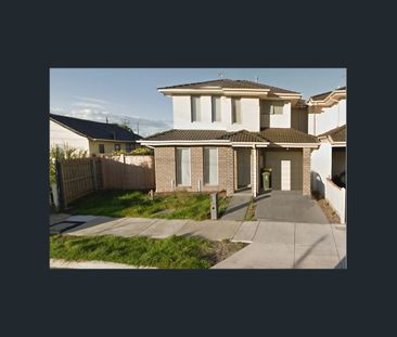 Centre of Attention! - Photo 5