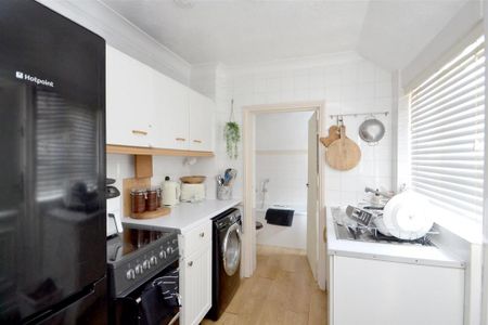 2 bedroom end of terrace house to rent - Photo 2