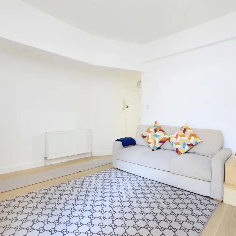 1 bedroom flat in Wandsworth - Photo 1