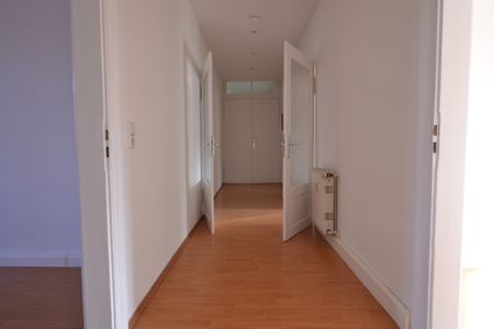 3-Raumwohnung mit Einbauküche , Wannenbad & Laminat - Foto 3