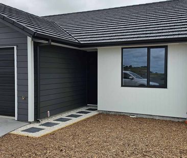 Near New Townhouse - Move in 18th December 2025. - Photo 1