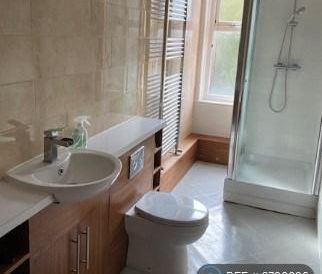 3 bedroom flat to rent - Photo 4