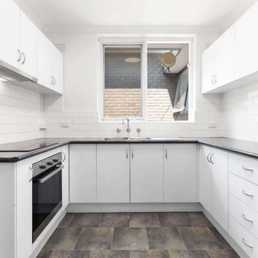 Spacious Two-Bedroom Apartment in Prime Toorak Location - Photo 1