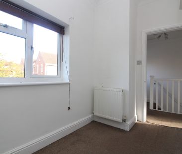 2 Bedroom Mid Terraced House - Photo 2