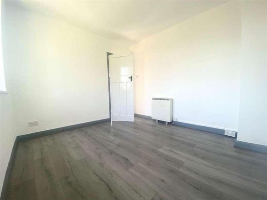 Lyndhurst Gardens, Enfield, EN1 - Photo 1