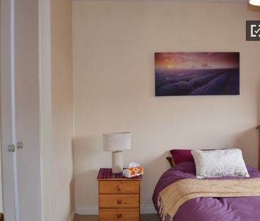 Beautiful room in 3-bedroom apartment in Lucan, Dublin - Photo 3