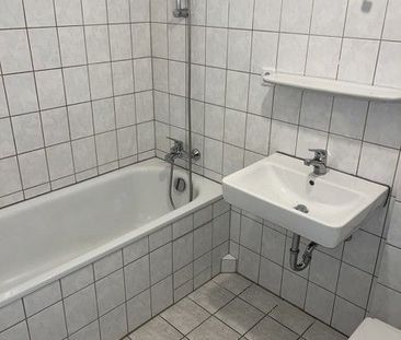 Jetzt zugreifen: Renovierte 2-Zimmer-Wohnung mit Balkon in Stadtnähe! - Photo 1