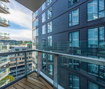 Chic Te Aro Apt with Balcony & Lift - Photo 2