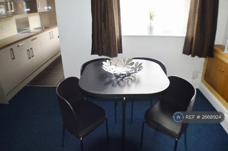 5 bedroom detached house to rent - Photo 2