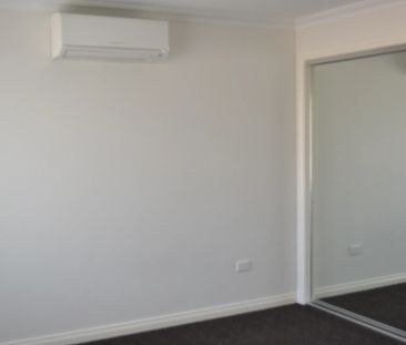 Stunning Modern Townhouse - Premium Regent Location - Photo 2