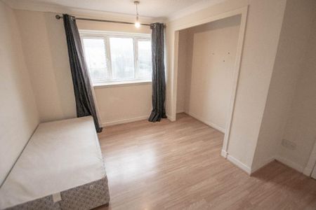 3 bedroom flat to rent - Photo 5