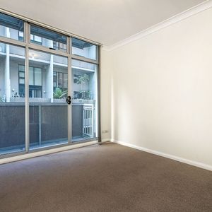 SPACIOUS 1 BEDROOM APARTMENT - WALK TO CBD - Photo 2