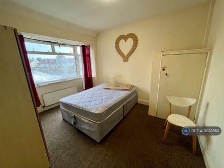 2 bedroom flat to rent - Photo 3