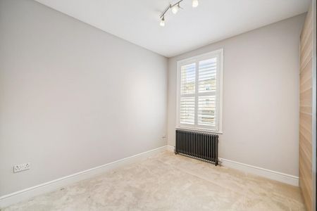 A stylish 1 bed flat recently refurbished in the heart of Fulham. - Photo 2