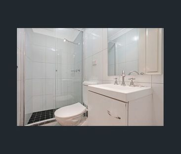 Townhouse with Private Courtyard - Photo 3