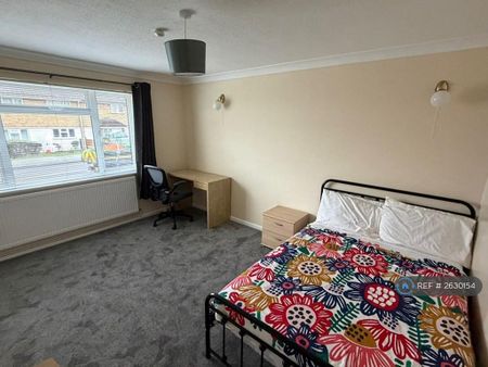 1 bedroom in a house share to rent - Photo 2