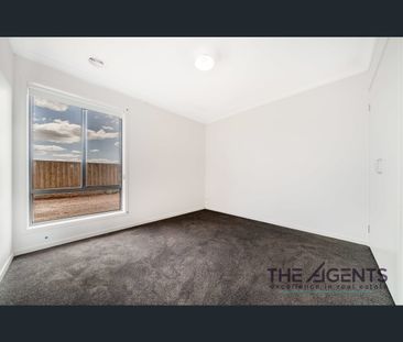 34 Linacre Crescent, Melton South, Vic 3338 - Photo 5