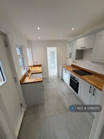 3 bedroom terraced house to rent - Photo 3