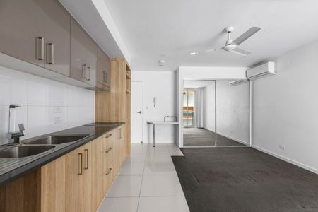 MODERN STUDIO, CONVENIENT LOCATION - DON'T MISS OUT! - Photo 4