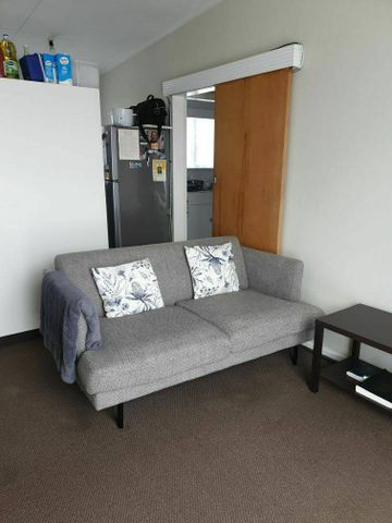 One Bedroom, Central Location - Photo 2