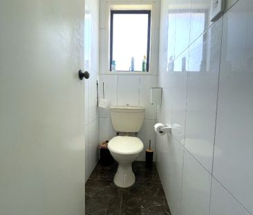 4 Bedrooms Family Home in Bucklands Beach - Photo 4