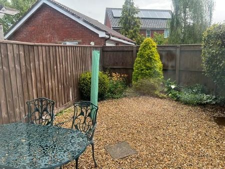 2 bedroom end of terrace house to rent - Photo 4