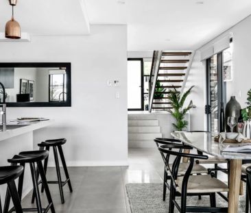 Impeccable Residence of Contemporary Style and Superior Quality - Photo 3