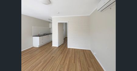 Large one bedroom apartment - Close to the train station - Photo 2