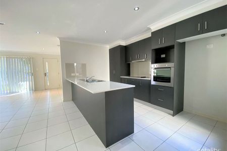 Spacious Modern Townhouse in Prime Location - Photo 3