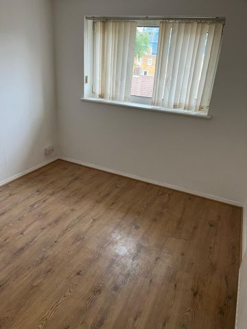 3 Bed Flat, St. John's Road, E16 - Photo 4