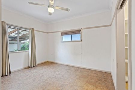 Spacious 3-Bedroom Family Home in Prime Riverstone Location - Photo 2