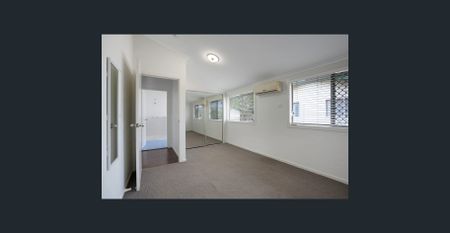 Charming 3-Bedroom Cottage with Office & Modern Comforts - Photo 4