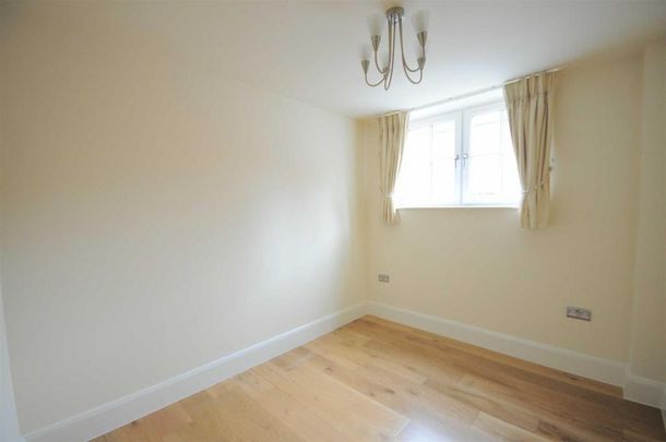 4 bedroom mews to rent - Photo 1