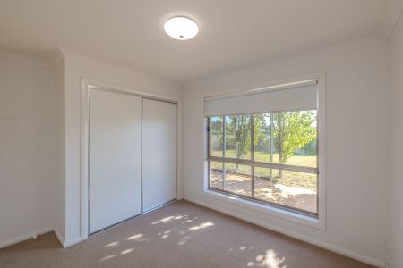 Comfortable 4-Bedroom Home with Large Outdoor Space - Photo 3