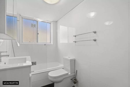 MGM MARTIN - UPDATED TWO BEDROOM APARTMENT - Photo 5